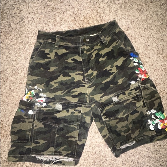 Men's Camouflage Cargo Shorts with Floral Design - Picture 1 of 4